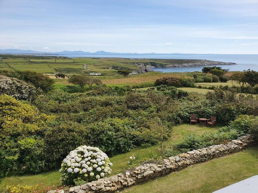 Hotel Sea And Mountain View Luxury Glamping Pods Heated Holyhead Exterior foto